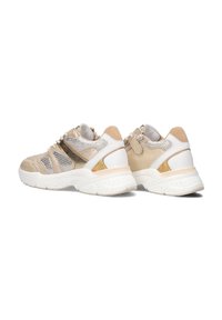 Beige en witte sneakers met een gestructureerde bovenkant, metallic accenten en een comfortabele zool. Voorzien van mesh-details en veters voor een veilige pasvorm.
