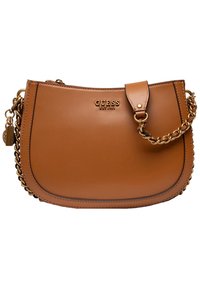 Sac à épaule en simili cuir marron avec une bandoulière en chaîne dorée, fermeture à rabat magnétique et logo de la marque embossé à l'avant.