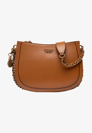 Bolso de hombro de cuero sintético marrón con correa de cadena en tono dorado, cierre magnético en la tapa y logo de la marca grabado en la parte frontal.