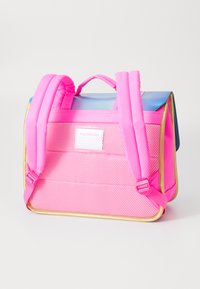 Rosa mesh ryggsekk med blå topp, gull detaljer, justerbare stropper, og et merke med teksten "BILLIEBLUSH." Har en teksturert overflate.