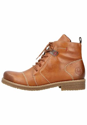 Bruine leren enkelboot met afgeronde neus, veterbinding aan de voorkant, contrasterende stiksels en een gestructureerde afwerking. Bevat een klein rood accentdetail.