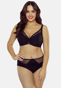 Zwart lingerie set bestaande uit een gestructureerde beha met gaasaccenten en een decoratieve ring, gecombineerd met high-waisted slips met vergelijkbare gaasdetails.