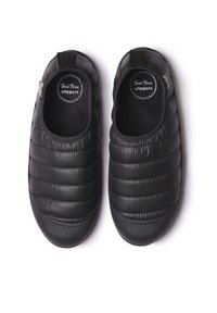 Pantofole nere imbottite con un materiale simile alla pelle, forma arrotondata, bordi elastici e suole in gomma testurizzata. All'interno hanno una morbida fodera in tessuto.