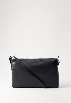 Geantă de umăr din piele naturală neagră, cu închidere prin fermoar, curea ajustabilă, design minimalist, textură netedă și detalii subtile de cusătură.