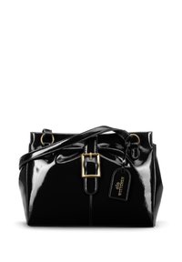 Czarna torebka z lakierowanej skóry o gładkiej, błyszczącej teksturze, z akcentem w postaci złotego zapięcia z przodu oraz odpinanym oznaczeniem.