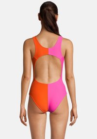 Farbblockierter Badeanzug mit orangefarbenen und pinken Einsätzen, einem tiefen Rückenausschnitt und breiten Trägern. Hergestellt aus glattem Stretchmaterial.