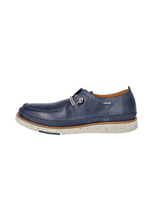 Zapato casual para hombre de cuero azul marino con costuras estilo mocasín, ribete marrón, suela blanca con motas y cordón decorativo en el lateral.
