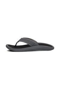 Grijze teenslipper met een gestructureerde zwarte zool, een dunne band met perforaties en een flexibele rubberen constructie voor comfort en draaggemak.