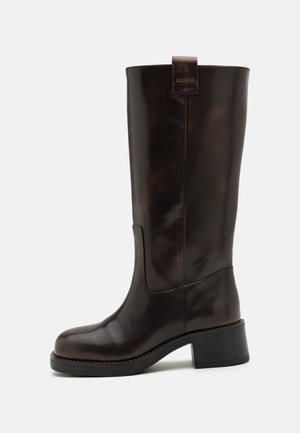 Braune Leder-Knielange Stiefel mit einem stabilen Blockabsatz, glänzender Oberfläche und einer hinteren Zuglasche; besitzt eine stromlinienförmige Silhouette und eine robuste Sohle.