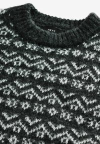 Pulover gri închis cu un model texturat de linii albe în zigzag. Dispune de un decolteu rotund cu margine ondulată. Fabricat dintr-un material moale și pufos.
