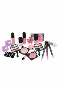 Meikkisetti, joka sisältää pinkkejä kynsilakkoja, pastellivärisen luomiväripaletin, poskipunia, huulikiiltoa ja monivärisiä eyeliner-kyniä. Mukana on erilaisia aplikaattoreita.