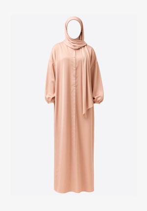 Langes, rosafarbenes Kleid aus glattem Stoff, mit durchgehender Knopfleiste, Puffärmeln und passendem Schal. Einfaches, elegantes Design.