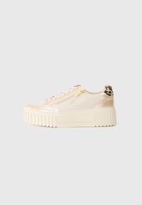 Sneaker platform in rosa metallico, caratterizzati da una finitura liscia, un tacco testurizzato con stampa leopardata e dettagli in cerniera color oro.