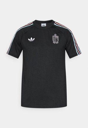 Μαύρο μπλουζάκι από ελαφρύ ύφασμα με κοντά μανίκια, διακοσμημένο με μπλε και ροζ ρίγες στα πλάγια και κεντημένο λογότυπο.