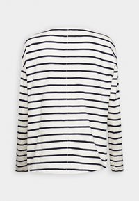 Witte langslavende shirt met zwarte horizontale strepen en een zichtbare verticale naad in het midden van de achterkant, op een effen lichte achtergrond.
