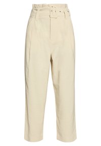 Höga creamfärgade byxor med matchande bälte, raka ben och framfickor, visade mot en vit bakgrund.