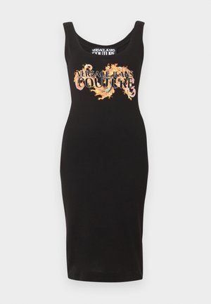 Robe noire sans manches et cintrée avec un col en U, arborant le texte "Versace Jeans Couture" et un motif coloré évoquant des flammes sur la poitrine.