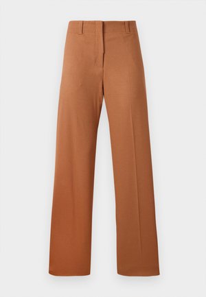 Pantalons évasés en tissu brun riche, avec une texture douce, une taille régulière avec passants de ceinture et des détails de plis sur le devant.