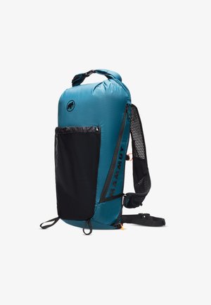 Teal og sort rygsæk med en struktureret overflade, featuring en sidemeshlomme, justerbare stropper og en afrundet top. Brandlogoet er tydeligt vist.