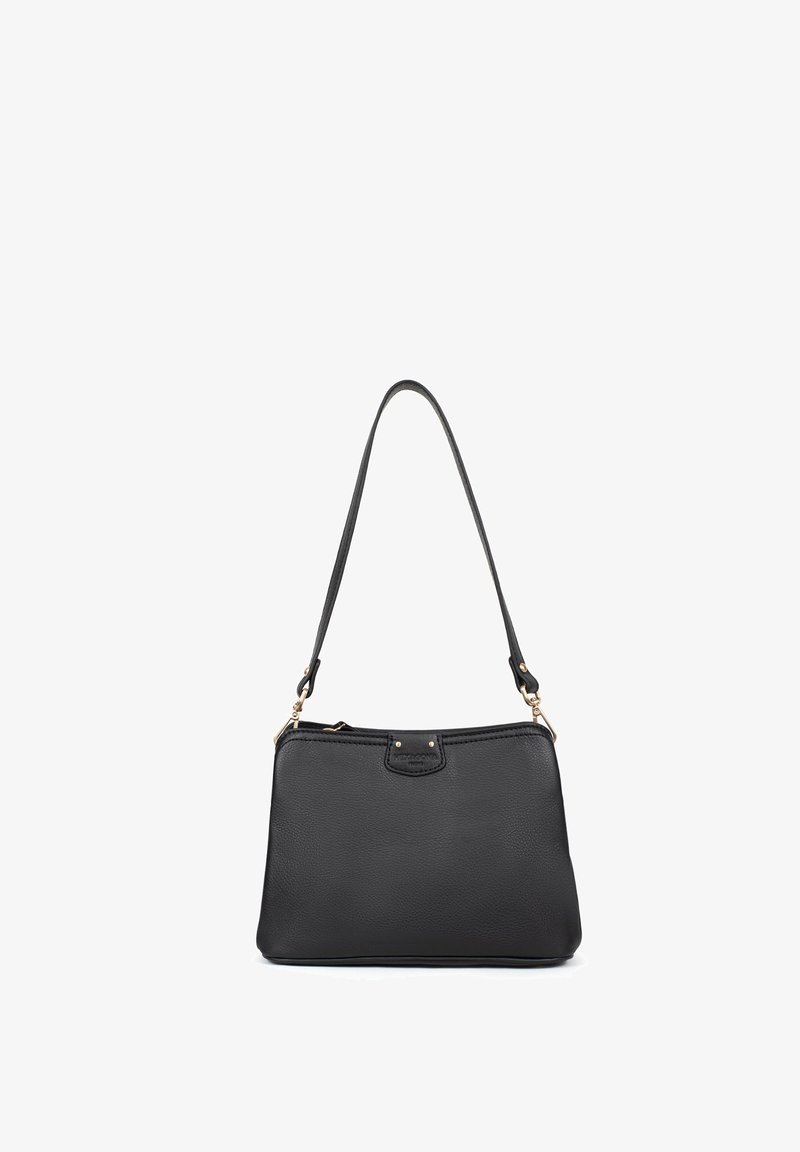 Sac à shoulder en cuir noir avec une texture lisse, une forme plate et une seule bandoulière réglable. Présente des garnitures en métal doré et une fermeture simple.