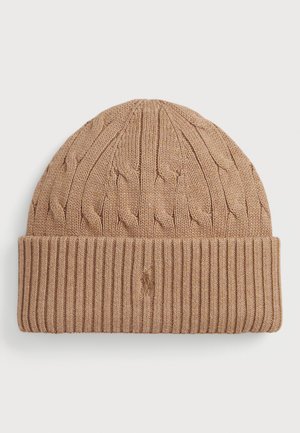 Bonnet en tricot beige avec motif en câble et bordure côtelée. Texture douce et petit détail logo sur le devant.