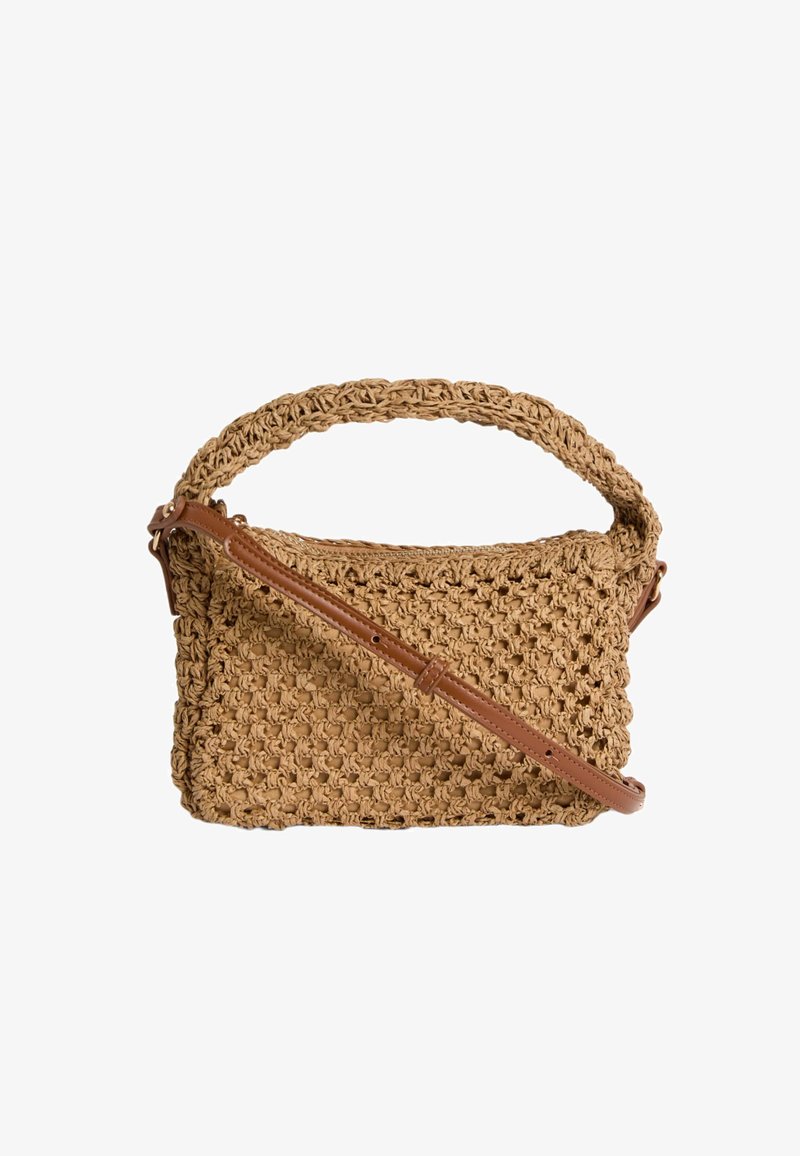 Borsa a tracolla intrecciata in paglia marrone chiaro, con una superficie testurizzata, manico superiore e una tracolla regolabile in pelle marrone. Chiusura con zip nella parte superiore.