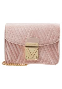 Rosa sammetshandväska med kviltat mönster, guldtonad lås och kedjesnor. Har en logotypdetalj och rektangulär form.