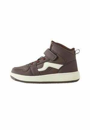 Sneaker marrone con collo alto, striscia laterale bianca, cinturino in velcro, lacci e suola bianca su sfondo bianco.