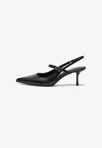 Čierne kožené sandále na podpätku s ostrou špičkou, štíhlym nastaviteľným popruhom a približne 5 cm vysokým stiletto podpätkom, hladká textura.