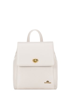 Mochila de cuero blanca con una forma estructurada, que presenta un cierre con tapa, herrajes dorados y una superficie texturizada. Logo de la marca en la parte inferior.