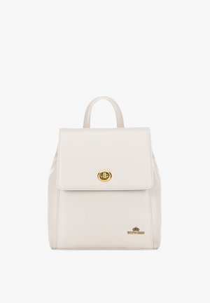 Zaino in pelle bianca con forma strutturata, dotato di chiusura a pattina, accessori in metallo dorato e superficie testurizzata. Logo del brand in basso.