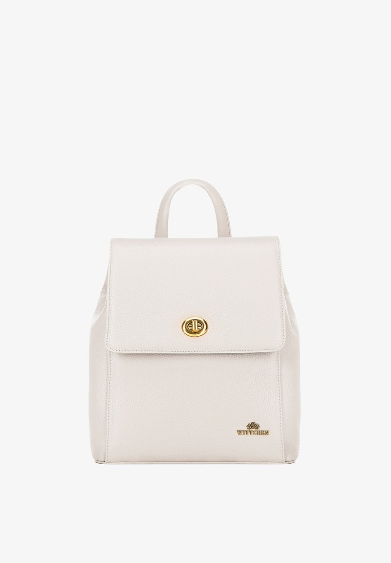 Mochila de cuero blanca con una forma estructurada, que presenta un cierre con tapa, herrajes dorados y una superficie texturizada. Logo de la marca en la parte inferior.