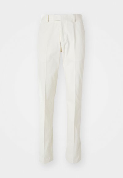 Pantalones blancos de algodón, con un diseño de pierna recta, frente plano y sin patrones ni herrajes visibles. Textura suave.