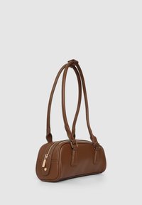 Braune Lederhandtasche mit abgerundeter Form, doppelten Griffen, Reißverschluss oben und dezenten goldfarbenen Akzenten. Glatte Textur mit minimalen Nähten.