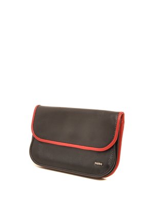 Zwarte leren clutch met een rode accentrand, rechthoekige vorm, gladde textuur en een klepsluiting. Compact en functioneel ontwerp.