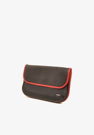 Zwarte leren clutch met een rode accentrand, rechthoekige vorm, gladde textuur en een klepsluiting. Compact en functioneel ontwerp.