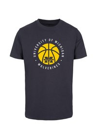 Mørkeblå bomulds t-shirt med et grafisk design af en gul basketball og hvid tekst, der står "University of Michigan Wolverines."