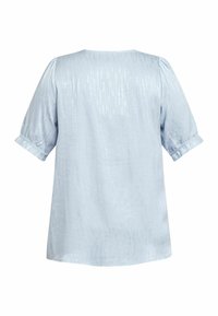 Hellbluse mit kurzen Puffärmeln, aus einem strukturierten Stoff mit vertikalen Linien, Rundhalsausschnitt und umgeschlagenen Ärmelabschlüssen.