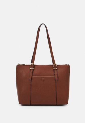 Sac cabas en cuir marron avec deux bretelles d'épaule réglables, poche avant avec bouton pression et fermeture éclair supérieure.