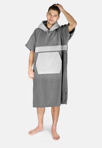 Grauem Kapuzen-Poncho aus weichem, saugfähigem Material mit einer großen Fronttasche und einem kontrastierenden hellgrauen Streifen.