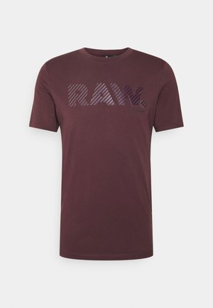 Burgunderfarbenes Baumwoll-T-Shirt mit dem Aufdruck "RAW." in erhabenem, stilisierten Lettering. Runder Ausschnitt und kurze Ärmel. Glatte Textur.