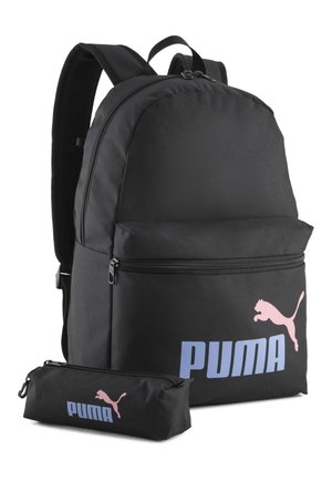 Czarny plecak Puma i dopasowany piórnik, oba z niebieskim nadrukiem i różowym logo Puma, przedstawione na białym tle.