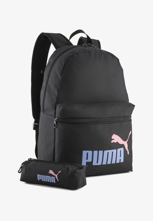 Čierny batoh Puma a zodpovedajúce puzdro na ceruzky, oba s modrým textom a ružovým logom Puma, zobrazené na bielom pozadí.