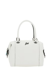 Sac à main en cuir blanc avec un haut arrondi, deux poignées, accents noirs et logo sur le devant. Comprend une fermeture éclair sur le côté et des coutures contrastées.