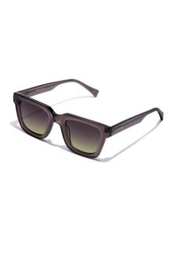 Braune Kunststoffsonnenbrille mit quadratischen Rahmen, getönten Verlaufsgläsern von dunkelgrün bis hellgrün und schlanken Bügeln mit Logodetails.