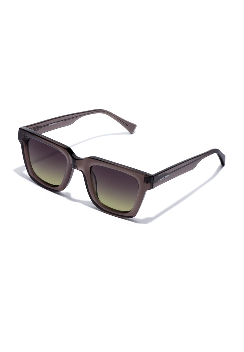 Braune Kunststoffsonnenbrille mit quadratischen Rahmen, getönten Verlaufsgläsern von dunkelgrün bis hellgrün und schlanken Bügeln mit Logodetails.