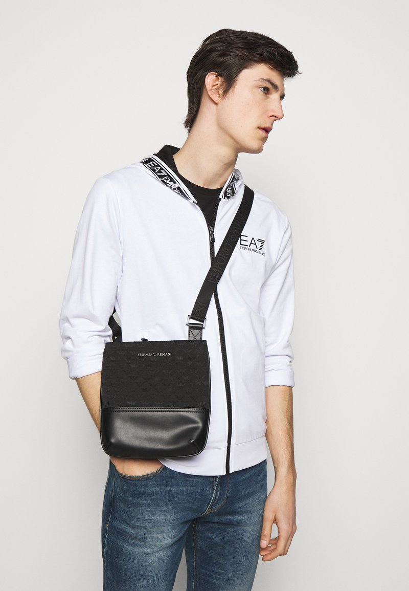Emporio Armani MESSENGER BAG UNISEX Umhängetasche black/schwarz