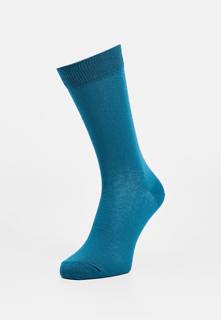 Türkise Socken aus glattem, elastischem Material; knöchelhohes Design mit einem gerippten Bündchen und verstärkten Zehen- und Fersenbereichen.