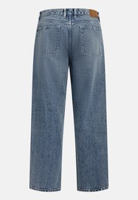 Φωτεινό γαλάζιο τζιν με ίσια, φαρδιά γραμμή στα πόδια. Διαθέτει δύο πίσω τσέπες και δερμάτινη ετικέτα στη μέση.