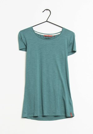 T-shirt bleu sarcelle à manches courtes en tissu doux, avec un col rond, une fente latérale et une petite étiquette rouge à l'ourlet.